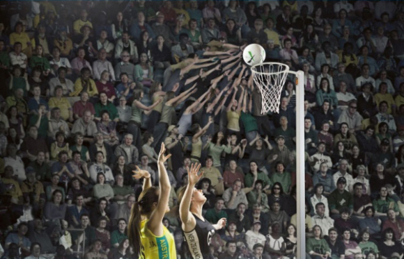 Publiek helpt met basketballen