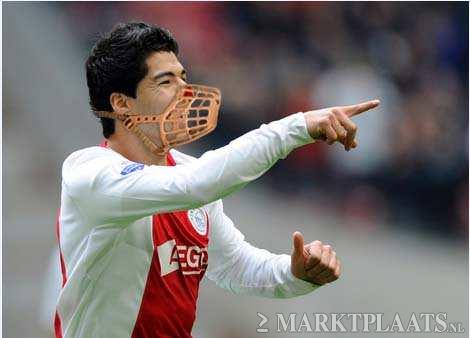 Suarez mag weer spelen! Met muilkorf, dat wel...